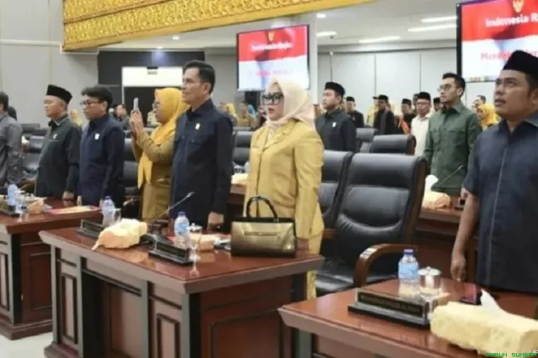 Suasana rapat paripurna DPRD Padang saat membahas evaluasi kinerja OPD dan pengelolaan keuangan daerah. (Foto: Ist)