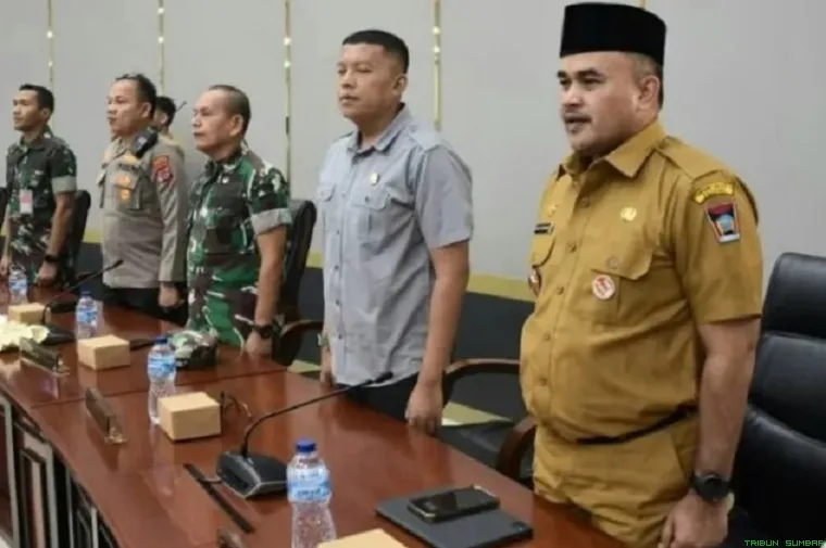 Suasana rapat paripurna DPRD Padang saat membahas evaluasi kinerja OPD dan pengelolaan keuangan daerah. (Foto: Ist)
