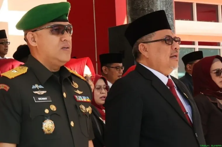 Ketua DPRD Sumatera Barat Muhidi menghadiri upacara Hari Otonomi Daerah ke-30 di Padang, Senin (27/4/2026). (Foto: Ist)