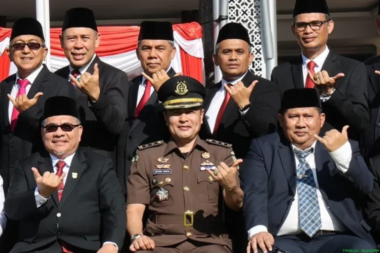 Ketua DPRD Sumatera Barat Muhidi menghadiri upacara Hari Otonomi Daerah ke-30 di Padang, Senin (27/4/2026). (Foto: Ist)