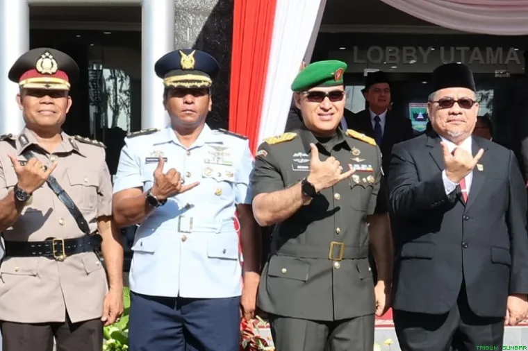 Ketua DPRD Sumatera Barat Muhidi menghadiri upacara Hari Otonomi Daerah ke-30 di Padang, Senin (27/4/2026). (Foto: Ist)