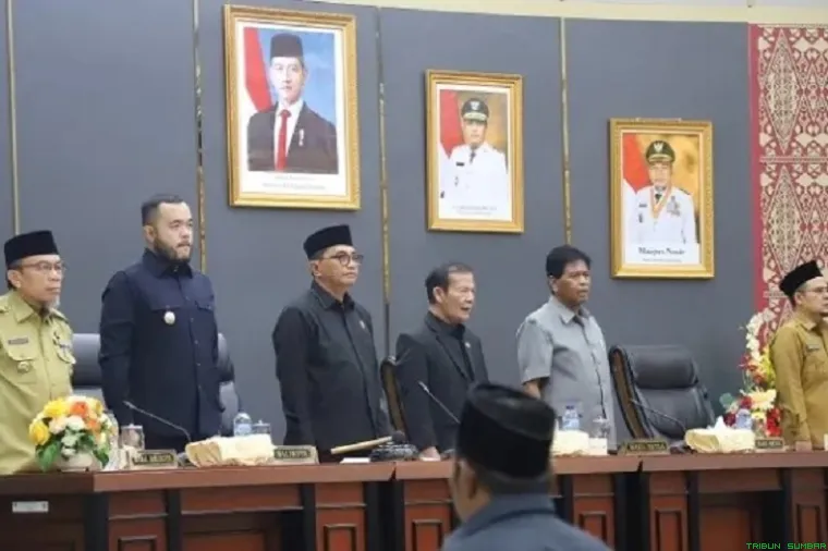 Rapat paripurna DPRD Padang saat menyetujui pencabutan Perda Nomor 5 Tahun 2003 tentang keuangan kepala daerah demi meningkatkan transparansi dan efisiensi anggaran daerah. (Foto: Ist)