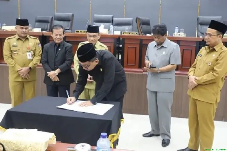 Rapat paripurna DPRD Padang saat menyetujui pencabutan Perda Nomor 5 Tahun 2003 tentang keuangan kepala daerah demi meningkatkan transparansi dan efisiensi anggaran daerah. (Foto: Ist)