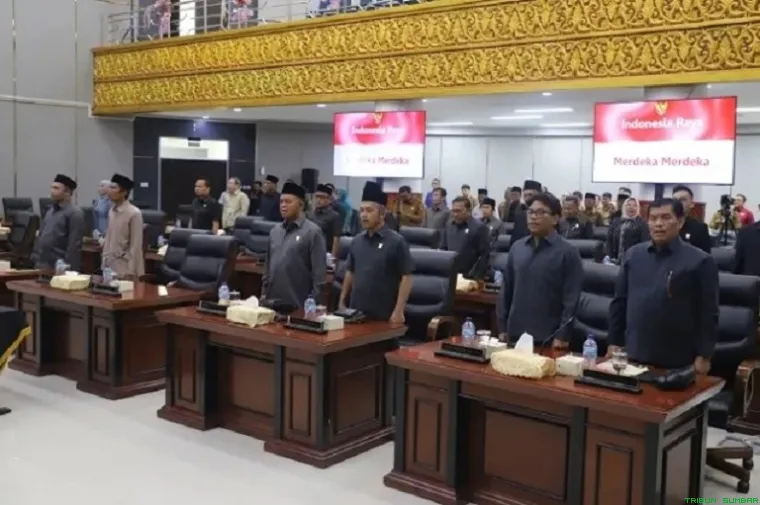 Rapat paripurna DPRD Padang saat menyetujui pencabutan Perda Nomor 5 Tahun 2003 tentang keuangan kepala daerah demi meningkatkan transparansi dan efisiensi anggaran daerah. (Foto: Ist)