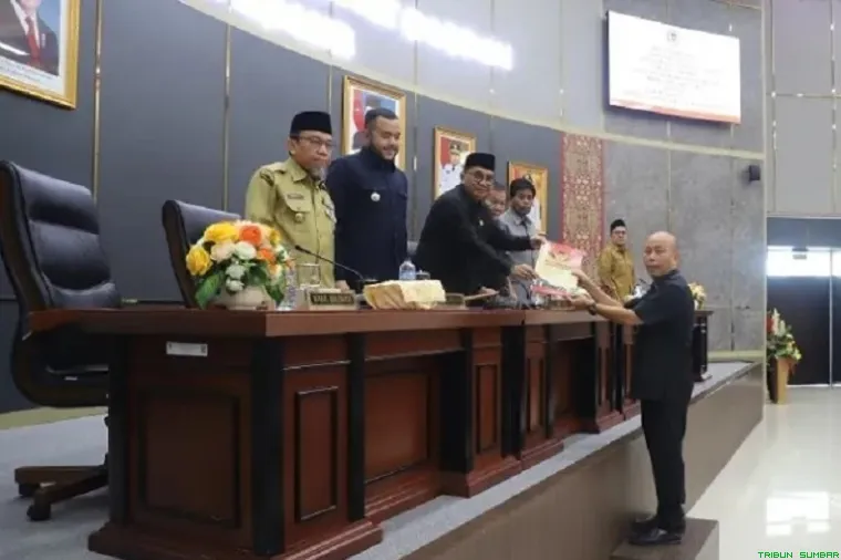 Rapat paripurna DPRD Padang saat menyetujui pencabutan Perda Nomor 5 Tahun 2003 tentang keuangan kepala daerah demi meningkatkan transparansi dan efisiensi anggaran daerah. (Foto: Ist)