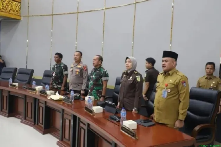 Rapat paripurna DPRD Padang saat menyetujui pencabutan Perda Nomor 5 Tahun 2003 tentang keuangan kepala daerah demi meningkatkan transparansi dan efisiensi anggaran daerah. (Foto: Ist)