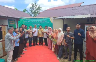 Dua kepala keluarga penyintas banjir Batu Busuk menerima bantuan HunseLa di kawasan Limau Manis, Padang, sebagai upaya pemulihan pascabencana, Sabtu (4/4/2026). (Foto: Ist)