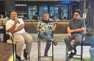 CEO PT ALKO Sumatera Kopi Suharyono (kiri) didampingi Direktur Pebriansyah (kanan) dan Pembina Ridwan Tulus (tengah) saat ngopi bareng media di Pangeran Beach Hotel, Padang, Kamis (30/4/2026). (Foto: Ist)