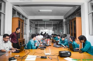 Pimpinan AMIK dan STMIK Jayanusa Padang menunjukkan capaian Akreditasi Unggul dari LAM INFOKOM untuk dua program studi, Rabu (22/4/2026). (Foto: Ist)