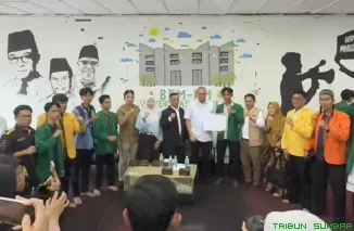 Wakil Ketua Komisi VI DPR RI Andre Rosiade berdialog dengan mahasiswa BEM Unand dalam diskusi publik membahas program MBG, KIP Kuliah, dan pembangunan di Sumatera Barat. (Foto: Ist)