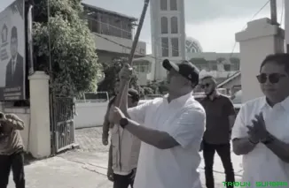 Anggota DPR RI Andre Rosiade menyalurkan bantuan 1.000 paket sembako kepada korban bencana di Pasaman dan Agam, Sumatera Barat. (Foto: Ist)