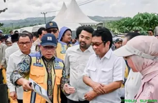 Anggota DPR RI Zigo Rolanda meninjau lokasi rencana pembangunan Kolam Retensi Nanga-Nanga di Kota Kendari dalam kunjungan reses Komisi V DPR RI, Rabu (22/4/2026). (Foto: Ist)