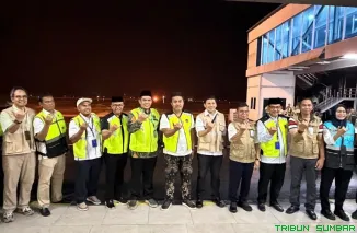 Sebanyak 389 jamaah haji kloter pertama Embarkasi Padang diberangkatkan dari Bandara Internasional Minangkabau menuju Madinah menggunakan maskapai Garuda Indonesia pada Jumat (24/4/2026) dini hari. (Foto: Ist)