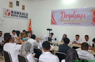 Rapat internal Bawaslu Kota Padang membahas percepatan reformasi birokrasi untuk memperkuat tata kelola yang transparan, efektif, dan akuntabel. (Foto: Ist)