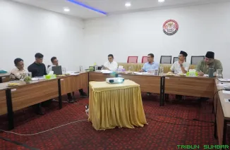 Jajaran KPID Sumatera Barat saat menyampaikan komitmen pengawasan konten siaran demi menjaga nilai adat dan budaya Minangkabau. (Foto: Ist)