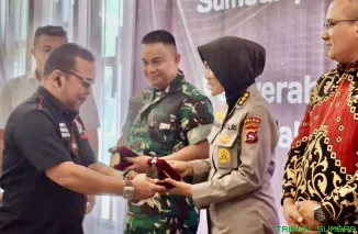 Penyerahan Medal of Honor oleh Jaringan Pemred Sumbar kepada Polda Sumbar di Padang, Kamis (2/4/2026). (Foto: Ist)