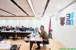 Kepala BP BUMN Dony Oskaria memimpin rapat strategis bersama jajaran InJourney Aviation Services untuk memperkuat layanan aviasi berstandar global. (Foto: Ist)