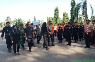 Bupati Dharmasraya bersama Kapolres dan Forkopimda mengikuti Apel Gelar Pasukan Operasi Ketupat Singgalang 2026 untuk memastikan kesiapan pengamanan arus mudik dan Idul Fitri. (Foto: Ist)