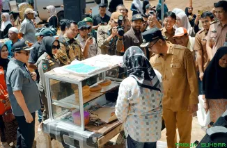 Bupati Solok Selatan H. Khairunas bersama Anggota DPR RI Zigo Rolanda meresmikan Pasar Pekan Selasa di lokasi baru Pauh Duo, Selasa (28/4/2026). (Foto: Ist)