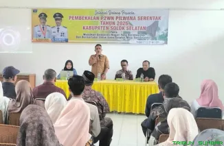 Camat Sungai Pagu, Adila Rekriyaldi, memberikan arahan saat membuka acara pembekalan Panitia Pemilihan Wali Nagari (P2WN) di Aula Kantor Camat Sungai Pagu, Kamis (30/4/2026). (Foto: Ist)
