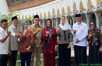 Irman Gusman mendampingi Widiyanti Putri Wardhana meninjau Masjid Raya Padang. (Foto: Ist)