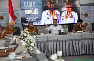 Wali Kota Padang Fadly Amran bersama Wakil Wali Kota Maigus Nasir memimpin rapat TAPD membahas realisasi dana TKD 2026 di Palanta Rumah Dinas Wali Kota Padang. (Foto: Ist)