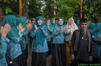 Wali Kota Padang Fadly Amran bersama Ketua TP PKK Sumbar Harneli Mahyeldi meninjau Dasawisma Aloe Vera 7 saat penilaian Lomba Dasawisma Berprestasi 2026 di Batu Gadang. (Foto: Ist)