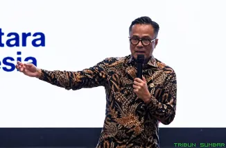 Kepala BP BUMN sekaligus COO Danantara Dony Oskaria memaparkan strategi pengelolaan BUMN sebagai sumber investasi nasional berbasis dividen dalam sebuah acara di Jakarta, Selasa (21/4/2026). (Foto: Ist)