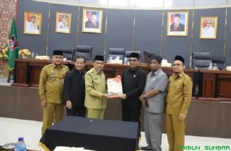 Rapat paripurna DPRD Padang saat menyetujui pencabutan Perda Nomor 5 Tahun 2003 tentang keuangan kepala daerah demi meningkatkan transparansi dan efisiensi anggaran daerah. (Foto: Ist)