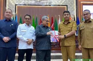 Ketua DPRD Sumatera Barat Muhidi memimpin rapat paripurna penetapan rekomendasi LKPJ Kepala Daerah Tahun 2025 di ruang sidang DPRD Sumbar, Selasa (28/4/2026). (Foto: Ist)