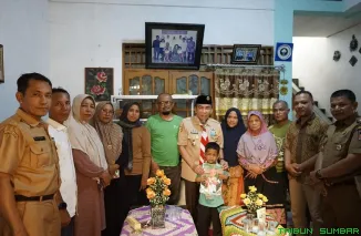 Wakil Wali Kota Padang Maigus Nasir mengunjungi keluarga dua anak yang hilang terseret ombak di Pantai Ujung Karang, Senin (27/4/2026). (Foto: Ist)