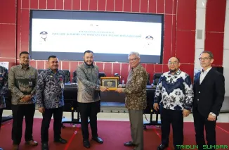 Wali Kota Padang Fadly Amran menghadiri seminar peluang karier di industri penerbangan bersama MAP Aviation yang diikuti ratusan pelajar SMA/SMK di Balai Kota Padang. (Foto: Ist)