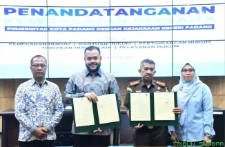 Wali Kota Padang Fadly Amran bersama Kajari Padang Koswara menandatangani MoU kerja sama di bidang hukum perdata dan tata usaha negara di Balai Kota Padang. (Foto: Ist)