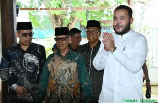 Wali Kota Padang Fadly Amran menghadiri Halal Bihalal Ikatan Keluarga Salayo (IKS) di Warung Komar 9, Minggu (5/4/2026). (Foto: Ist)