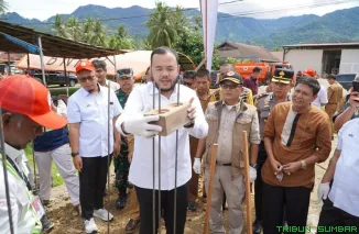 Fadly Amran bersama perwakilan BNPB menghadiri peletakan batu pertama pembangunan huntap mandiri di Kecamatan Kuranji. (Foto: Ist)