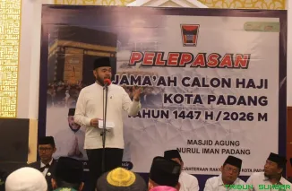 Wali Kota Padang Fadly Amran melepas 386 Calon Jemaah Haji Kloter 1 Kota Padang di Masjid Agung Nurul Iman, Kamis (23/4/2026). (Foto: Ist)