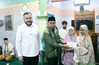 Fadly Amran saat monitoring Subuh Mubarakah di Masjid Taufiq Kayu Gadang, Padang sekaligus mensosialisasikan program Smart Surau dan Padang Rancak Award 2026. (Foto: Ist)