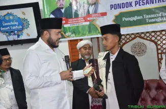 Wali Kota Padang Fadly Amran meresmikan Pondok Belajar Santri dan meluncurkan Program Smart Tahfiz di Pondok Pesantren Nurul Yaqin Al-Huffaz, Bungus Teluk Kabung. (Foto: Ist)