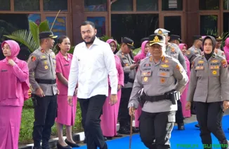 Wali Kota Padang Fadly Amran bersama Kapolresta Padang Kombes Pol Apri Wibowo menyambut Kapolda Sumbar Irjen Pol Gatot Tri Suryanta saat kunjungan kerja dan peresmian fasilitas baru di Mako Polresta Padang, Rabu (22/4/2026). (Foto: Ist)