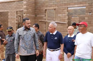Wali Kota Padang Fadly Amran bersama perwakilan Buddha Tzu Chi meninjau pembangunan hunian tetap di kawasan Air Dingin, Koto Tangah. (Foto: Ist)