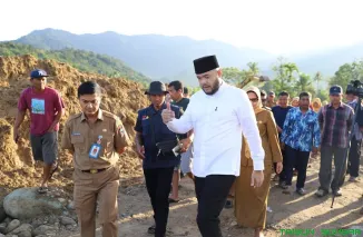 Wali Kota Padang Fadly Amran meninjau langsung proses rehabilitasi lahan persawahan terdampak banjir di Gunung Sarik, Kecamatan Kuranji, Senin (20/4/2026). (Foto: Ist)