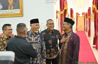 Gubernur Sumatera Barat Mahyeldi Ansharullah menghadiri acara perpisahan Kepala Kejaksaan Tinggi Sumbar Muhibuddin di Padang, Rabu malam (23/4/2026). (Foto: Ist)