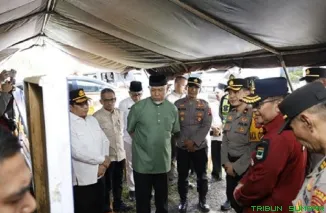 Gubernur Sumatera Barat Mahyeldi Ansharullah meninjau Pos Pelayanan arus mudik di Simpang RTH Pulau Punjung, Dharmasraya. (Foto: Ist)