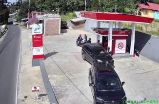 Petugas melayani pengisian BBM di Pertashop di Sumatera Barat, sementara harga Pertamax dan Pertalite tetap stabil di tengah penyesuaian BBM non-subsidi. (Foto: Ist)