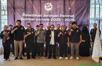 Pengurus baru Jaringan Pemred Sumbar berfoto bersama usai pelantikan periode 2025--2028. (Foto: Ist)