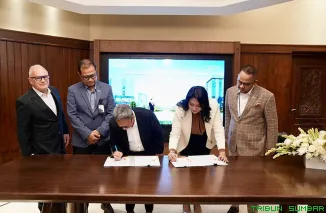 Direksi PT Integrasi Aviasi Solusi dan Hotel Indonesia Natour menandatangani kerja sama pengelolaan enam hotel di Bandara Soekarno-Hatta, Jakarta. (Foto: Ist)
