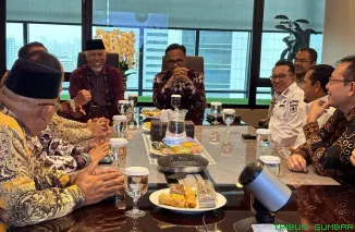Pertemuan antara Dony Oskaria dan Gubernur Sumatera Barat Mahyeldi Ansharullah bersama kepala daerah se-Sumbar. (Foto: Ist)