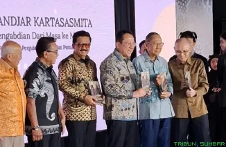 Momen penyerahan buku biografi Ginandjar Kartasasmita kepada Irman Gusman dalam acara peluncuran di Jakarta. (Foto: Ist)