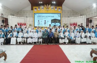 Bupati Solok Selatan, H. Khairunas, melepas 45 jamaah calon haji asal Solok Selatan di Aula Sarantau Sasurambi, Kamis (30/4/2026). (Foto: Ist)