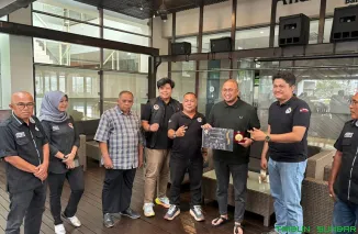 Andre Rosiade menerima Medal of Honor "Bakti untuk Negeri" dari Jaringan Pemred Sumbar di Hotel Mercure Padang sebagai apresiasi atas kontribusi dalam pemulihan pascabencana. (Foto: Ist)